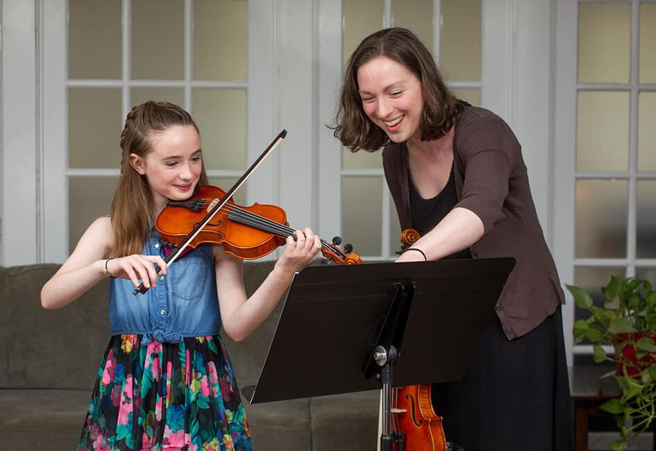 woman playing the violin